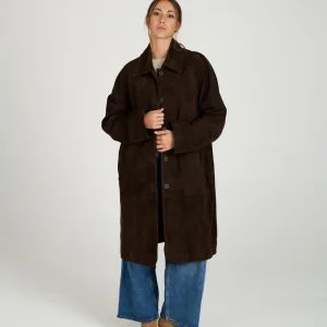 Abrigo largo de ante marrón oscuro con cuello camisero