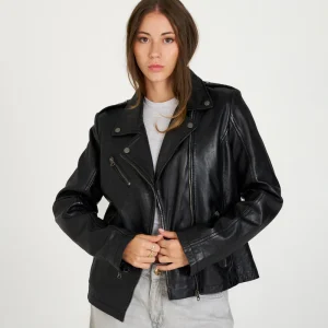 Cazadora biker de piel negra con cremalleras metálicas
